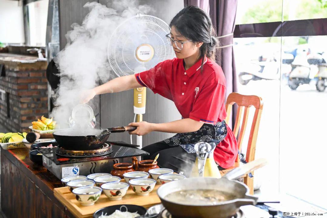 全网追的“扁担女孩”，找了一份暑假工，时薪12元 - 嘉峪关生活资讯 - 嘉峪关28生活网 jyg.28life.net